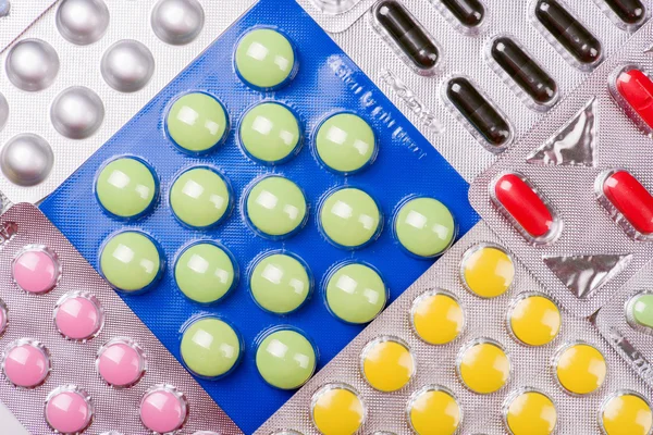 Pastillas aisladas sobre fondo blanco — Foto de Stock