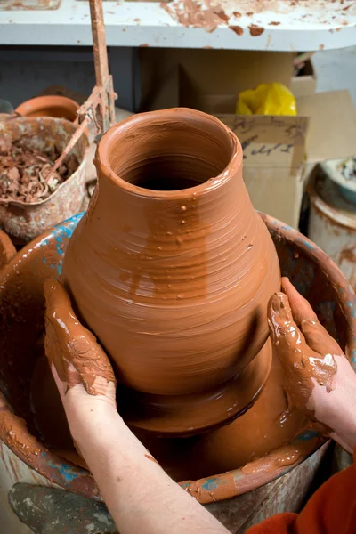 Potter, tworzenia glinianych słoik — Zdjęcie stockowe