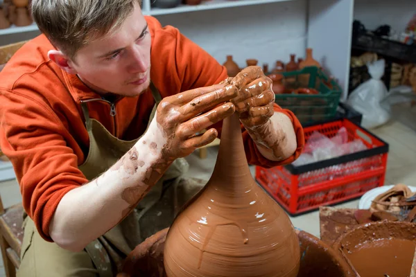 Potter, skapa ett lerkärl burk — Stockfoto