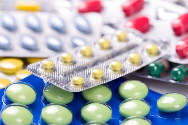 Beyaz arka planda izole edilmiş haplar