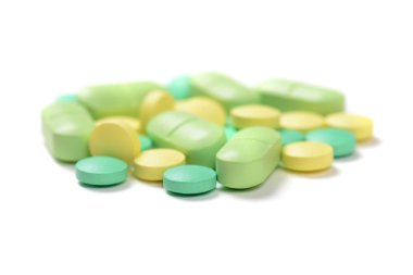 Beyaz arka planda izole edilmiş haplar