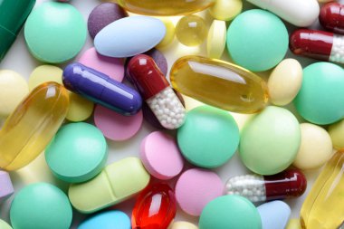 Beyaz arka planda izole edilmiş haplar