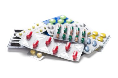 Beyaz arka planda izole edilmiş haplar