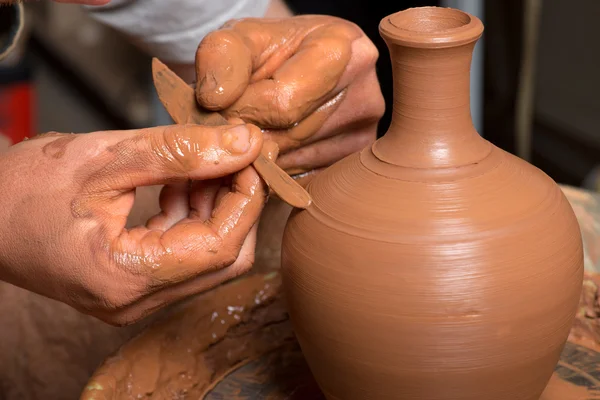 Potter, skapa ett lerkärl burk — Stockfoto