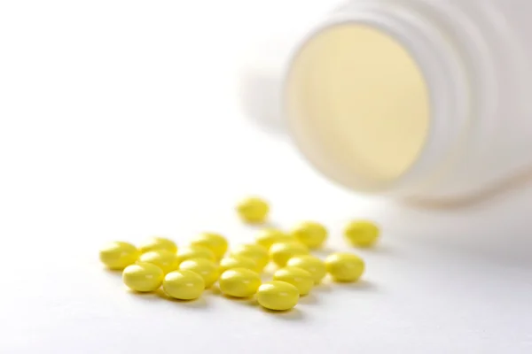 Pilules en bouteille de pilule sur fond blanc — Photo