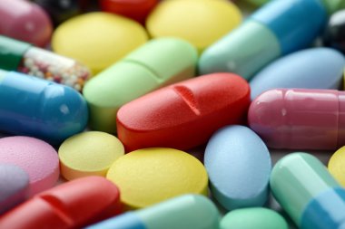 Beyaz arka planda izole edilmiş haplar