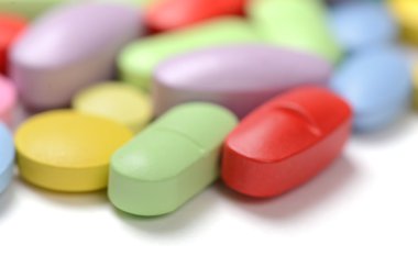 Beyaz arka planda izole edilmiş haplar