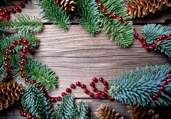 Sfondo di Natale con un ornamento rosso e abete — Foto Stock