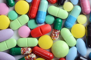 Beyaz arka planda izole edilmiş haplar