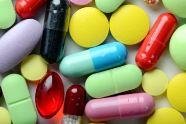 Beyaz arka planda izole edilmiş haplar