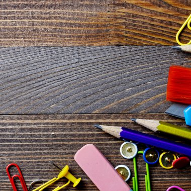 Telif alanı ile beyaz üzerine izole okul kırtasiyesi