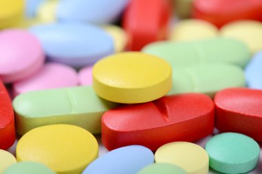 Beyaz arka planda izole edilmiş haplar