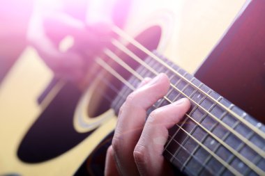 Adam'ın akustik gitar çalmak eller, yakın çekim