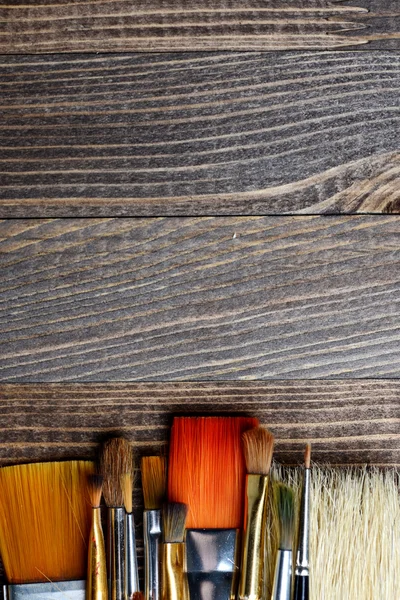 Escovas sobre fundo de madeira — Fotografia de Stock