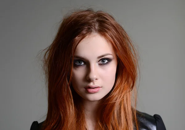 Kızıl saçlı kız