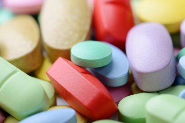 Beyaz arka planda izole edilmiş haplar