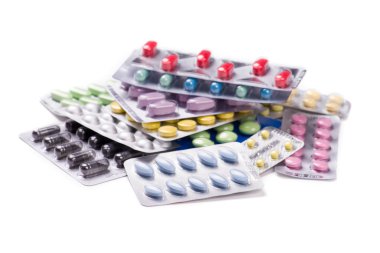 Beyaz arka planda izole edilmiş haplar