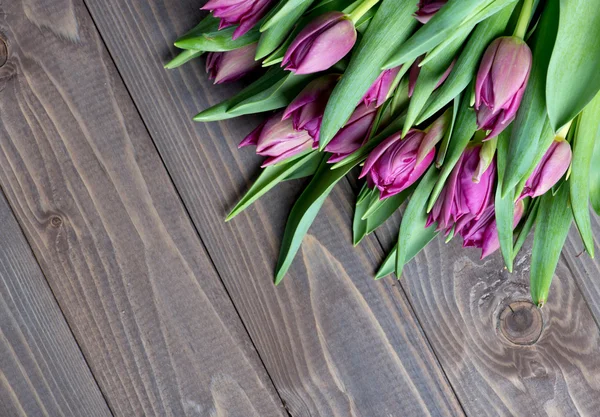 Bouquet de tulipes sur fond bois . — Photo