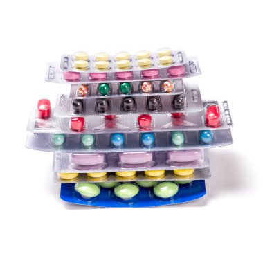 Beyaz arka planda izole edilmiş haplar