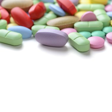 Beyaz arka planda izole edilmiş haplar