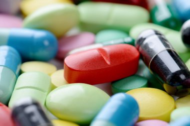 Beyaz arka planda izole edilmiş haplar