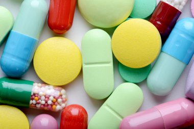 Beyaz arka planda izole edilmiş haplar