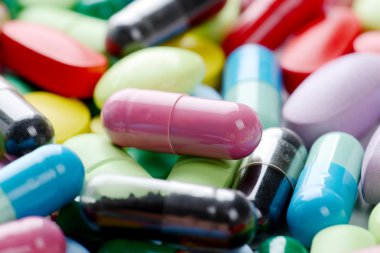 Beyaz arka planda izole edilmiş haplar