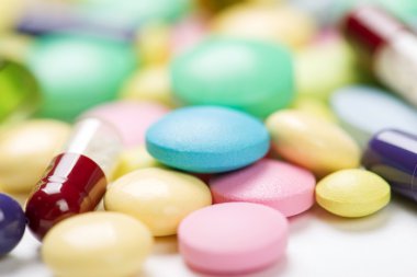 Beyaz arka planda izole edilmiş haplar