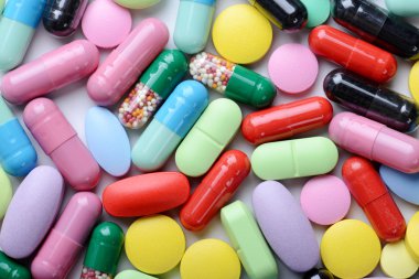 Beyaz arka planda izole edilmiş haplar