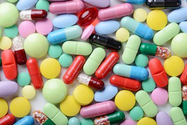 Beyaz arka planda izole edilmiş haplar