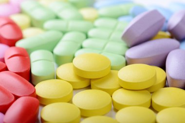 Beyaz arka planda izole edilmiş haplar