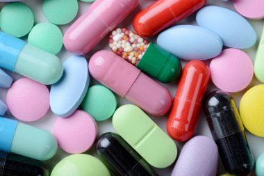 Beyaz arka planda izole edilmiş haplar