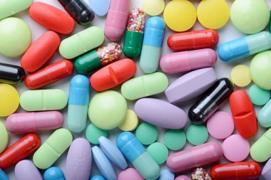 Beyaz arka planda izole edilmiş haplar