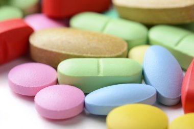 Beyaz arka planda izole edilmiş haplar