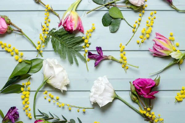Mönster av blommor på vintage trä bakgrund — Stockfoto