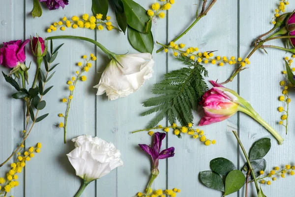 Patroon van bloemen op vintage houten achtergrond — Stockfoto