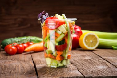 Gitmek için sebze salatası