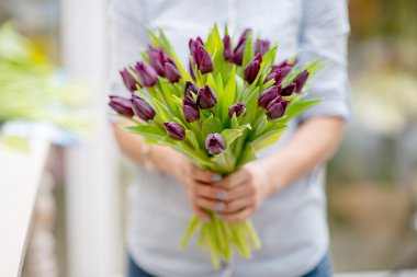 ellerinde çiçekler