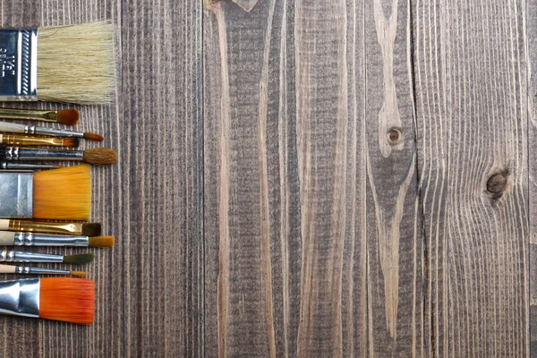 Escovas sobre fundo de madeira — Fotografia de Stock