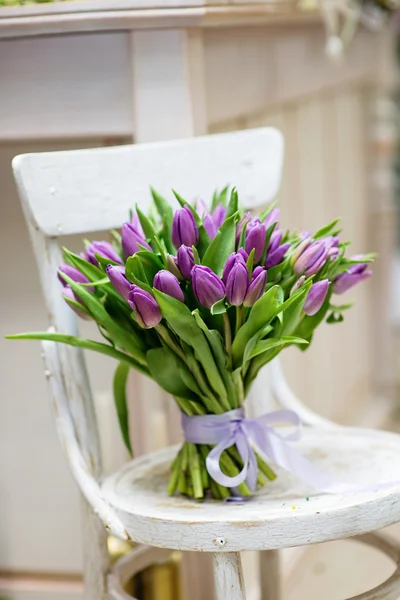 의자에 꽃다발을 놓는 모습 — 스톡 사진
