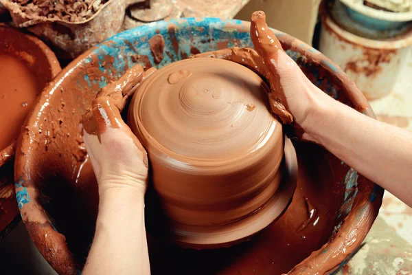 Handen van een pottenbakker, het creëren van een aarden kruik — Stockfoto