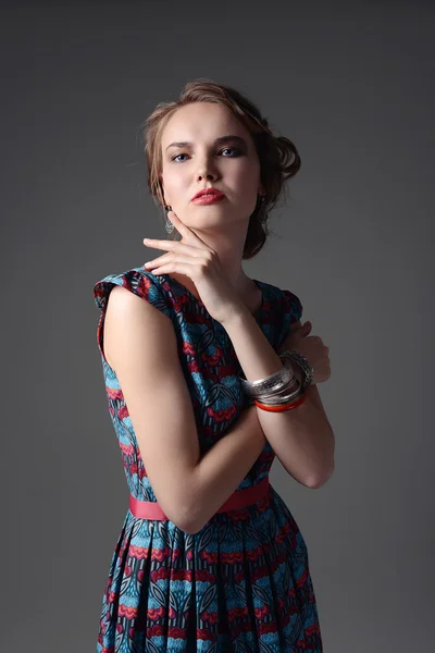 Модный студийный портрет красивой девушки в платье — стоковое фото