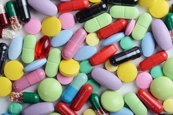 Beyaz arka planda izole edilmiş haplar