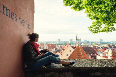 kadın yüksek şehirden bakarak uzun yürüyüşe çıkan kimse