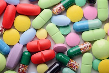 beyaz arkaplanda haplar