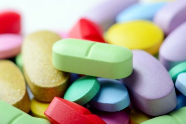 beyaz arkaplanda haplar