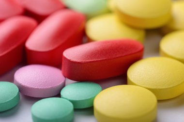 beyaz arkaplanda haplar