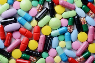 Beyaz arka planda izole edilmiş haplar