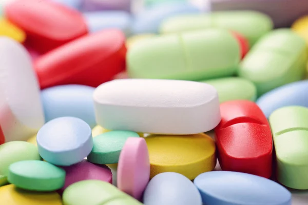Pílulas médicas coloridas — Fotografia de Stock