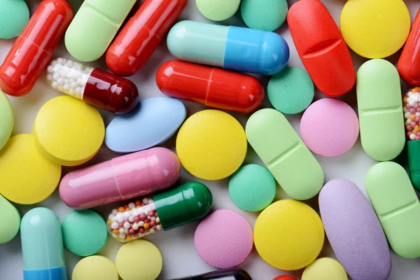 Beyaz arka planda izole edilmiş haplar